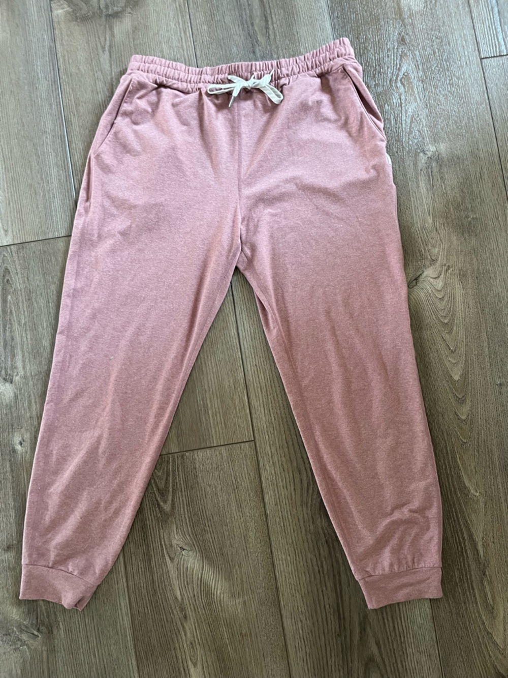 Vuori Drawstring Joggers in Mauve